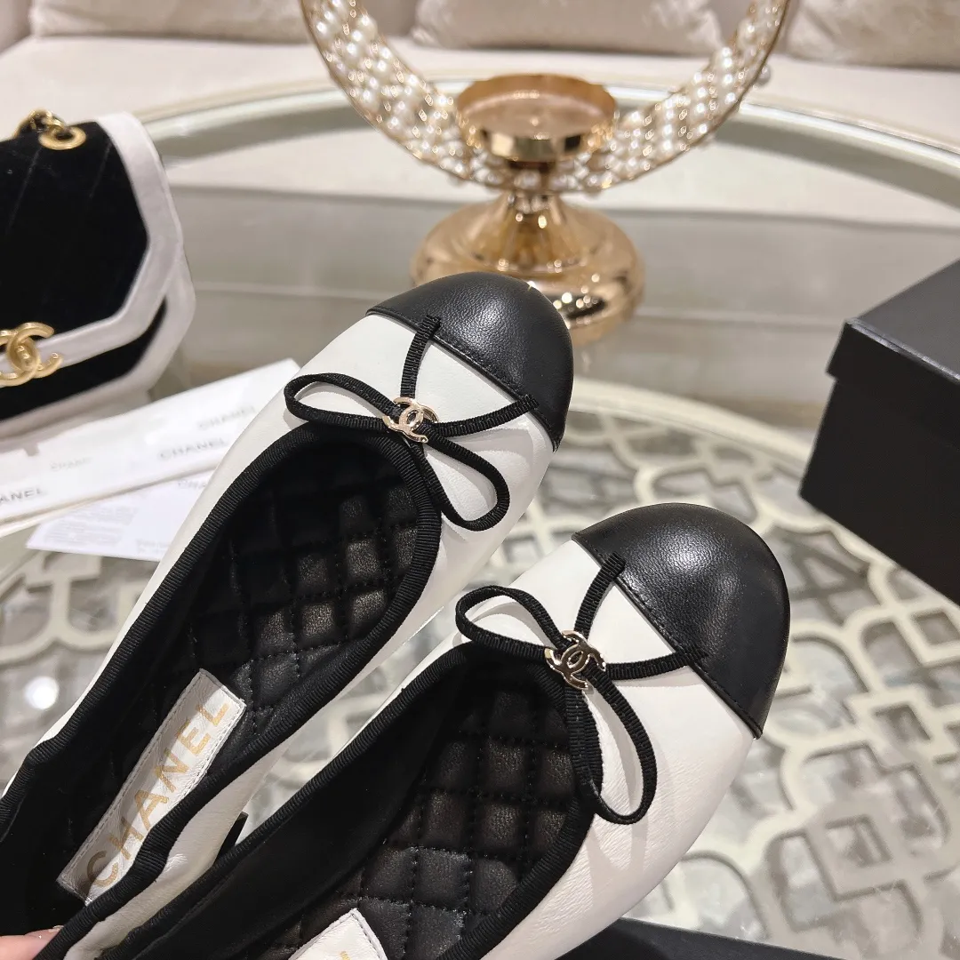 👟👟Ex-factory price 540👟👟 🌹🌹🌹2025 latest CHANEL Chanel early spring catwalk new model 🌸️Purchased the original version in Hong Kong and opened the mold exclusively. Top quality % genuine last developed with smooth lines. The shoe shape is perfect and can be safely entered and exited from the counter! Official website 1:1 production. 🇮🇹🇮🇹🇮🇹 Material: Mixed sheepskin imported from Italy & private molded double C buckle and letters are delicate, smooth, shiny and feel great! 💅The fabric and the feet are made of the same material, which is great on the feet! ! ! Color: black/apricot Code number: 34-40 (custom-made sizes 41 and 42 are non-refundable)